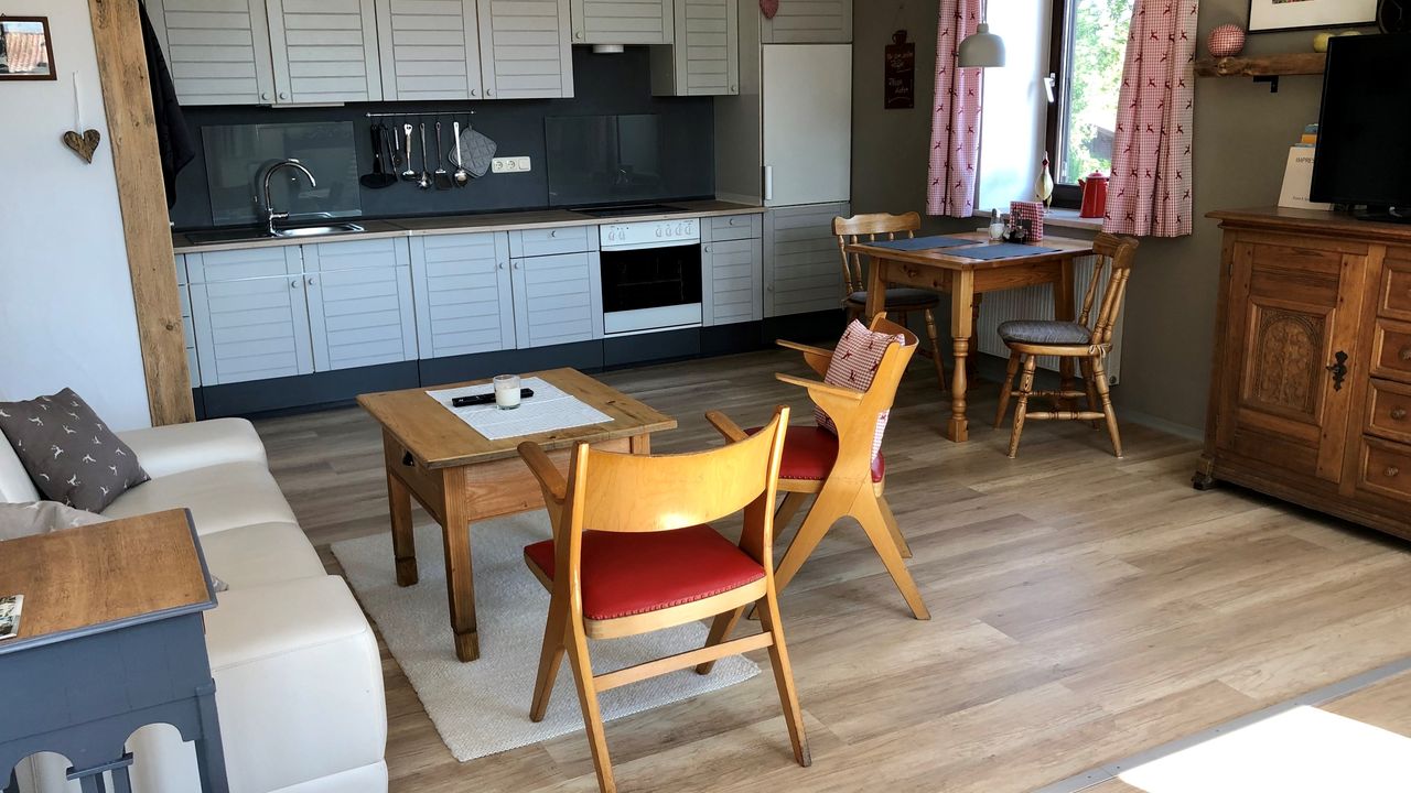 Ferienwohnung Riesenkopf Wohnküche mit Küchenzeile Ferienwohnung Riesenkopf Wohnküche mit Küchenzeile